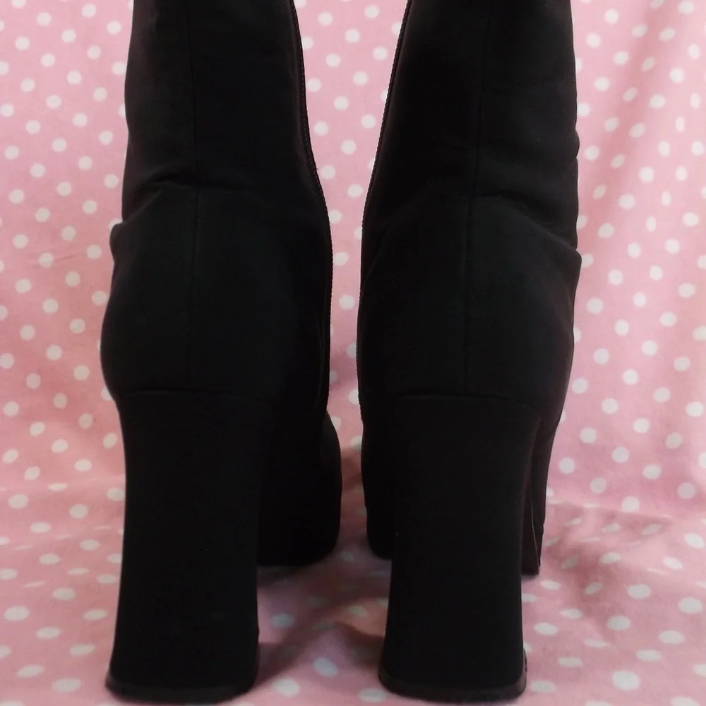 Westies Black Ankle zipper boots.  Black 7 1/2” M